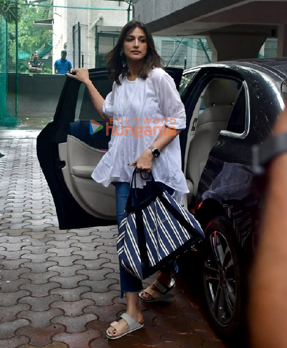 photos hrithik roshan sania mirza and others snapped at farah khans residence 10