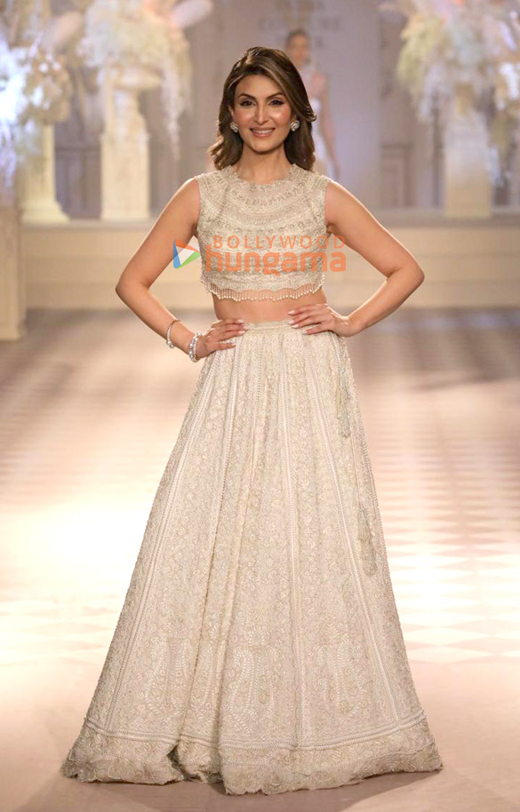 photos jacqueline fernandez and ridhima kapoor sahni walk the ramp for isha jajodia at icw 2024 in new delhi 3