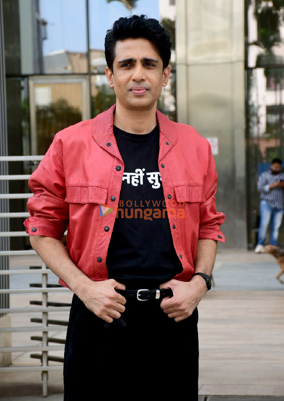 photos janhvi kapoor and gulshan devaiah snapped promoting their upcoming film ulajh in bkc 6