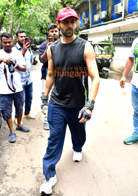 photos kartik aaryan snapped outside the gym in juhu 1 8