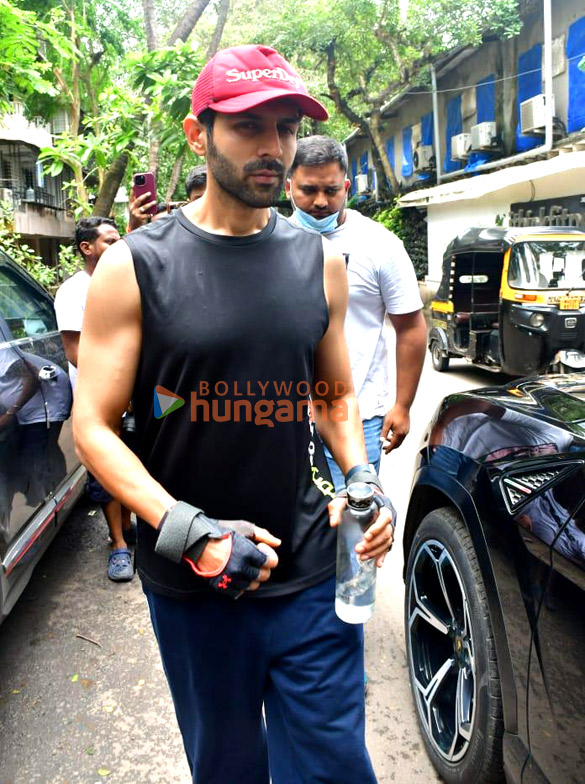 photos kartik aaryan snapped outside the gym in juhu 5 7