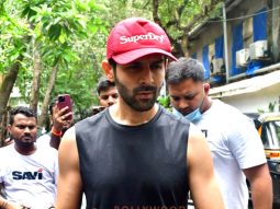 Photos: Kartik Aaryan snapped outside the gym in Juhu