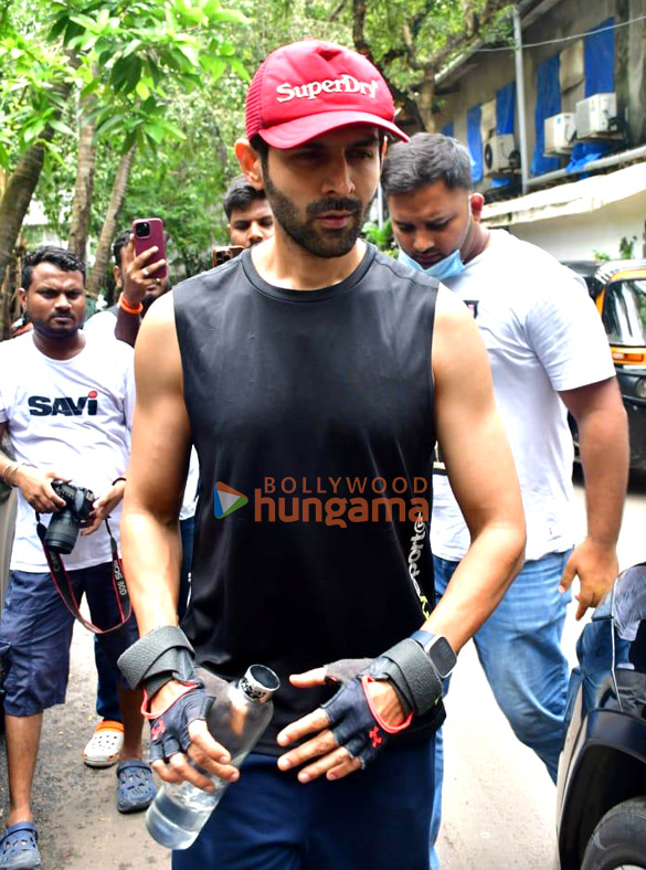 Photos: Kartik Aaryan snapped outside the gym in Juhu