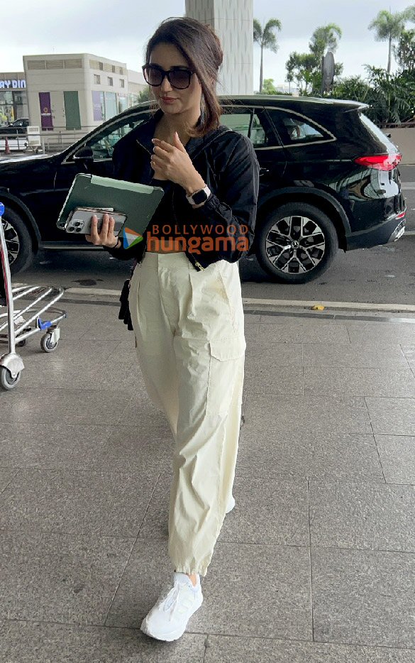 photos mouni roy sophie choudry isha koppikar and others snapped at the airport 11