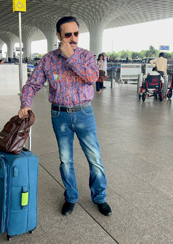 photos mouni roy sophie choudry isha koppikar and others snapped at the airport 8