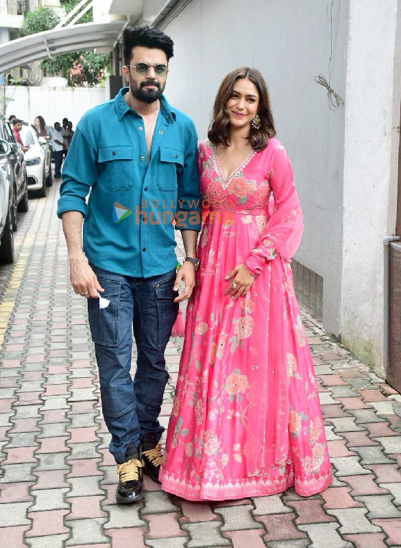 Photos: Mrunal Thakur and Maniesh Paul spotted at Tips office in Khar Photos: Mrunal Thakur and Maniesh Paul spotted at Tips office in Khar