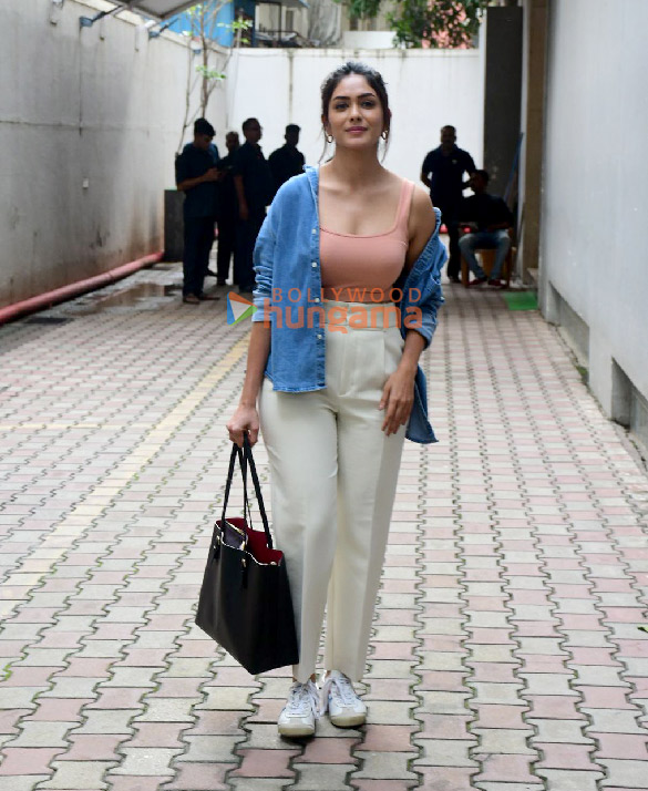 photos mrunal thakur snapped outside vishesh films office 4