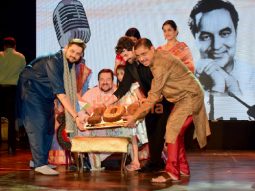 Photos: Neil Nitin Mukesh, Sonu Nigam, Javed Akhtar, Udit Narayan, Anu Malik, and others attend ISAMRA’s event to pay tribute to legendary singer Mukesh