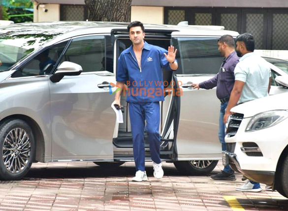 photos ranbir kapoor snapped at sanjay leela bhansalis house in versova 1