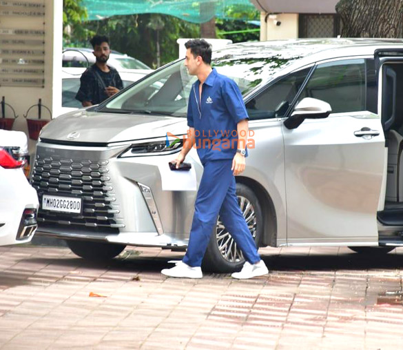 photos ranbir kapoor snapped at sanjay leela bhansalis house in versova 6