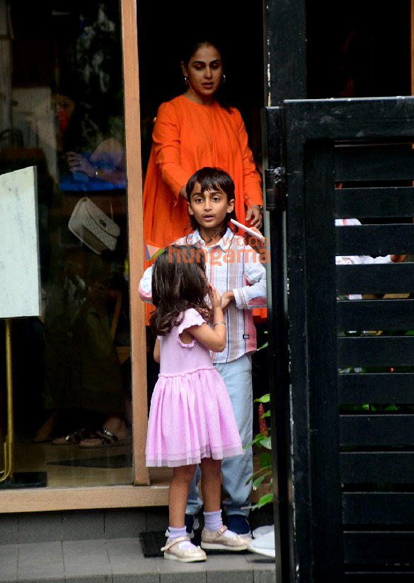 photos riteish deshmukh and genelia deshmukh snapped with their family outside a restaurant in bandra 4