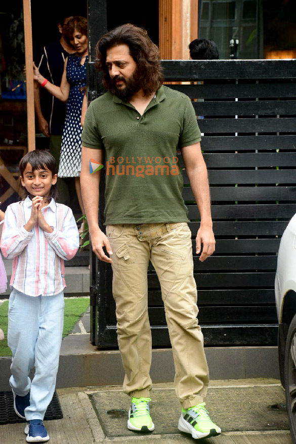photos riteish deshmukh and genelia deshmukh snapped with their family outside a restaurant in bandra 5