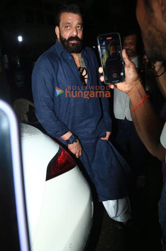 photos sanjay dutt snapped with family in bandra 4