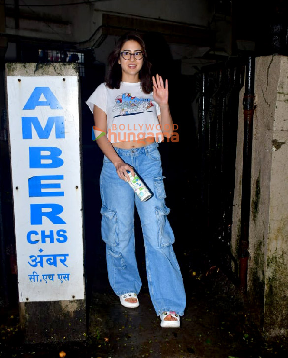 photos sara ali khan snapped in juhu 6 4