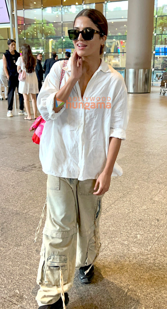 photos shah rukh khan abram khan and wamiqa gabbi at the airport 4