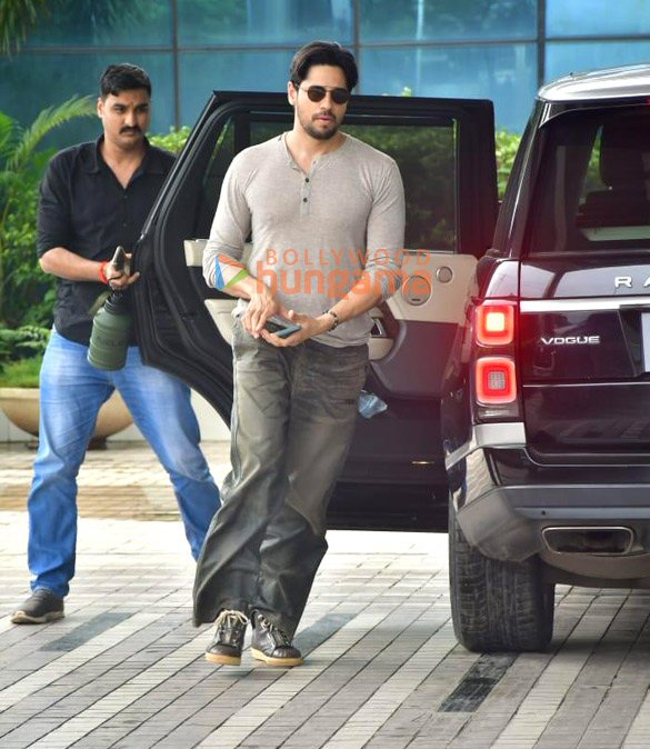 photos sidharth malhotra snapped in andheri 1 4