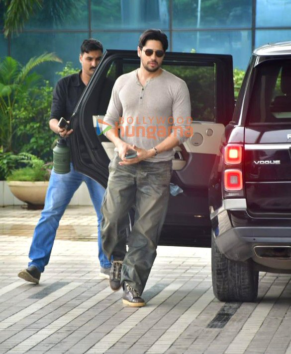 photos sidharth malhotra snapped in andheri 6