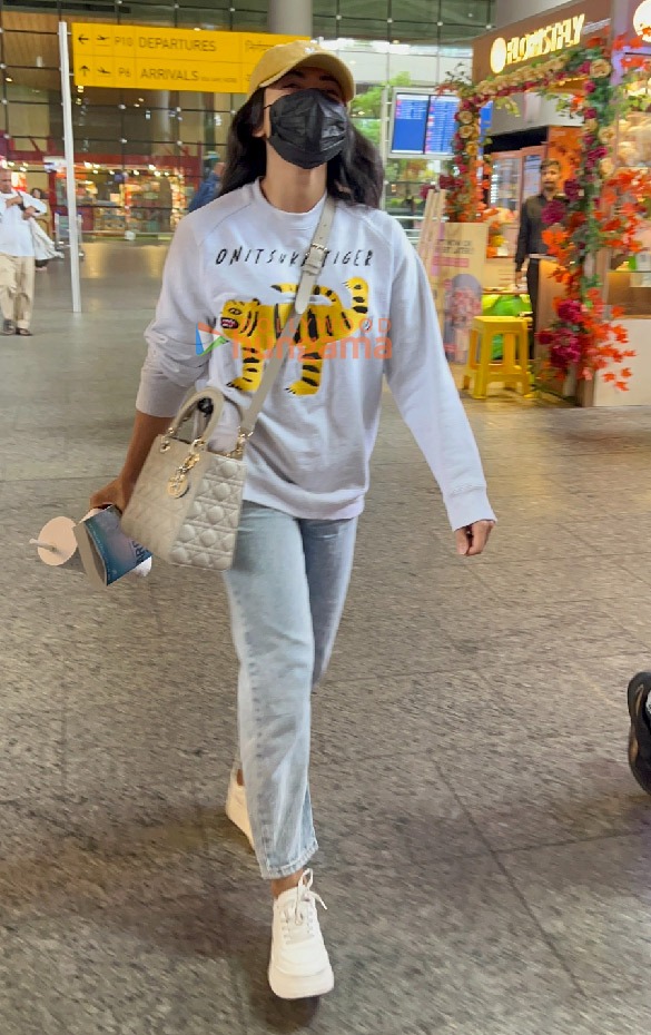 photos sussanne khan rashmika mandanna and anupam kher snapped at the airport 3