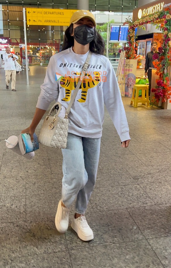 photos sussanne khan rashmika mandanna and anupam kher snapped at the airport 4