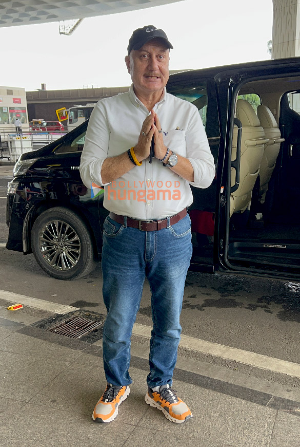 photos sussanne khan and anupam kher snapped at the airport 4