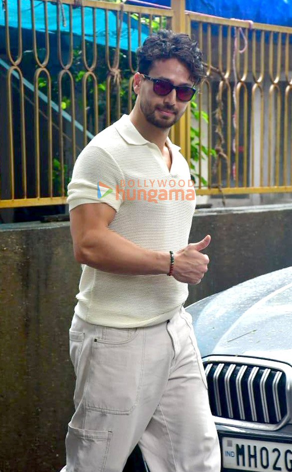 Photos: Tiger Shroff snapped in Juhu Photos: Tiger Shroff snapped in Juhu