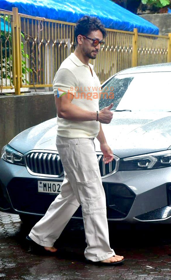 photos tiger shroff snapped in juhu 2 6