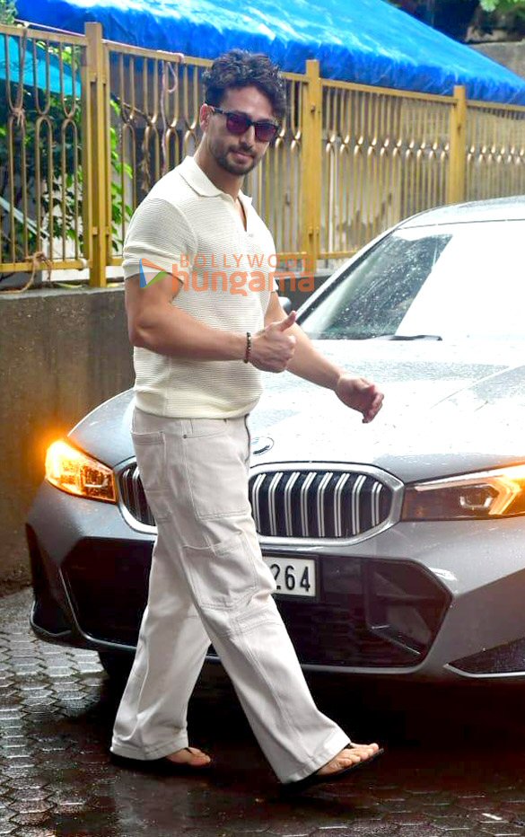 photos tiger shroff snapped in juhu 3 6