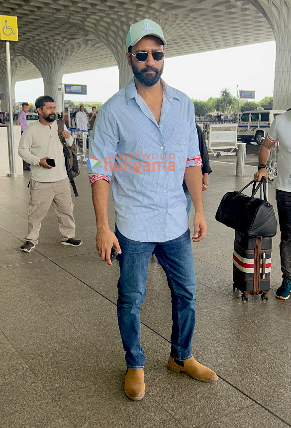 Photos: Vicky Kaushal, Shalini Pandey and Johny Lever snapped at the airport Photos: Vicky Kaushal, Shalini Pandey and Johny Lever snapped at the airport