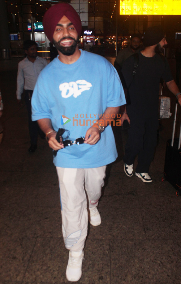 photos vicky kaushal and ammy virk snapped at the airport 5