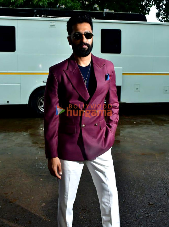 Photos: Vicky Kaushal and Ammy Virk snapped promoting Bad Newz on sets of Superstar Singer 3 Photos: Vicky Kaushal and Ammy Virk snapped promoting Bad Newz on sets of Superstar Singer 3