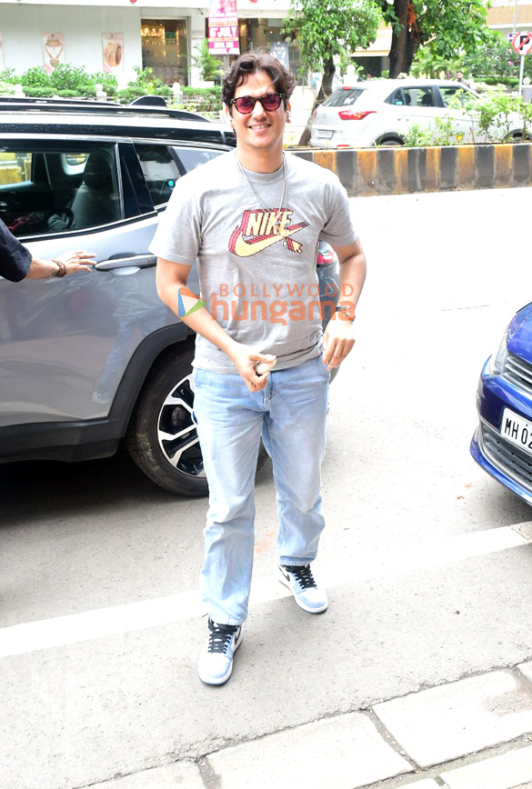 photos vijay varma snapped in bandra 5