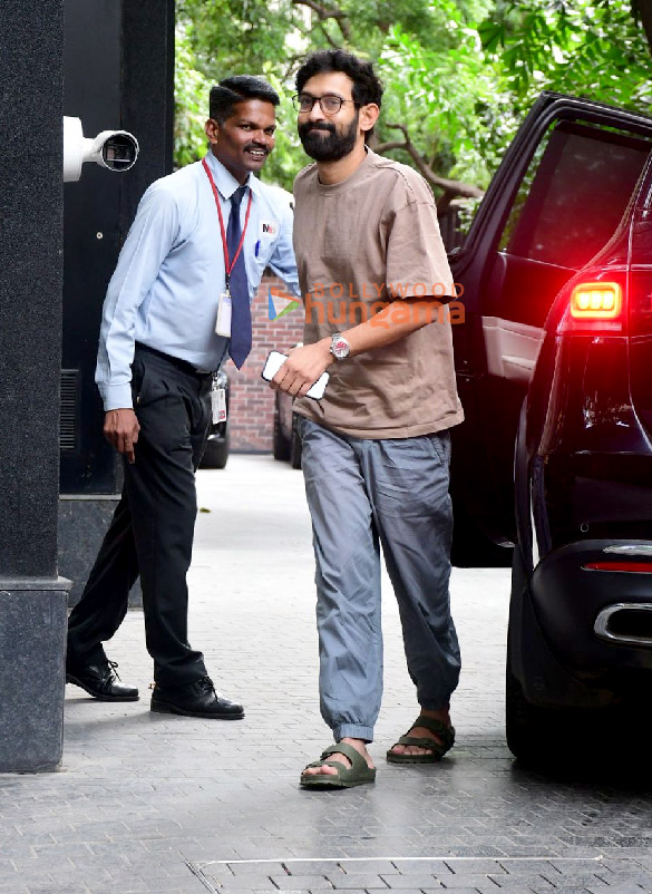 Photos: Vikrant Massey snapped at Excel Entertainment’s office in Khar Photos: Vikrant Massey snapped at Excel Entertainment’s office in Khar