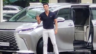 Ranbir Kapoor waves at paps as he gets clicked in a casual look