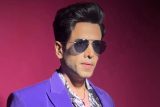 Tusshar Kapoor looks dapper in this cool BTS from a photoshoot