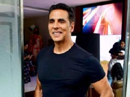 Handsome! Akshay Kumar poses for paps in all black