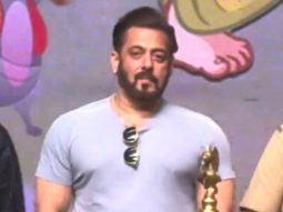 Legends in a frame! Salman Khan, Sonu Nigam & Sonali Bendre at an event