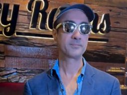 ‘Media wale bohot smart hote hai’, Ranvir Shorey poses for paps