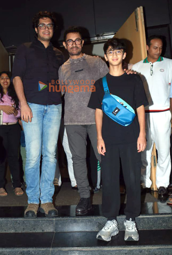 photos aamir khan snapped with sons junaid and azad in bandra 6