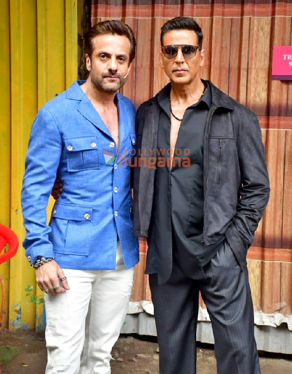 Photos: Akshay Kumar, Vaani Kapoor, Fardeen Khan and team Khel Khel Mein snapped on the sets of Bigg Boss Marathi Photos: Akshay Kumar, Vaani Kapoor, Fardeen Khan and team Khel Khel Mein snapped on the sets of Bigg Boss Marathi