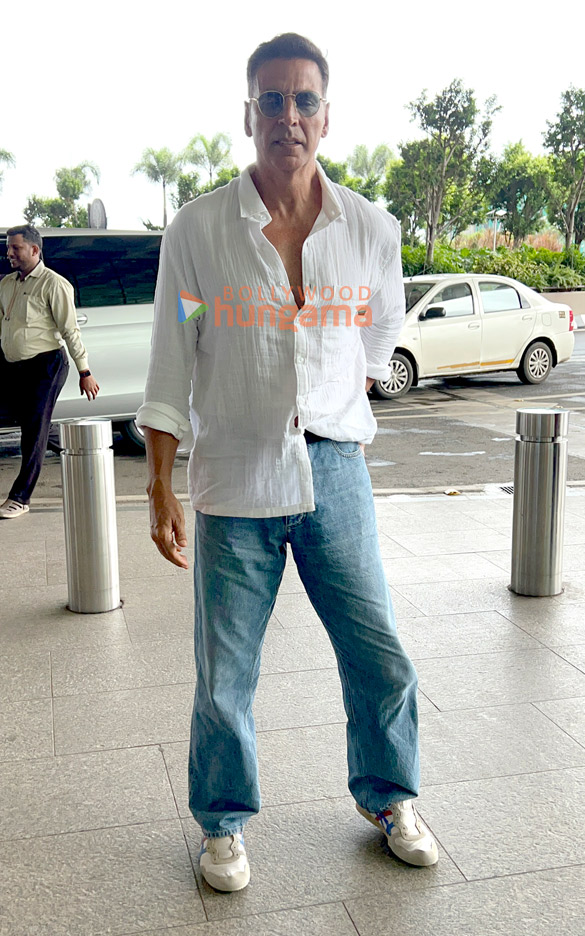 photos akshay kumar and jim sarbh snapped at the airport 4
