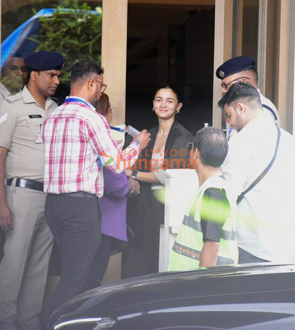 photos alia bhatt sharvari and soni razdan snapped at kalina airport 3