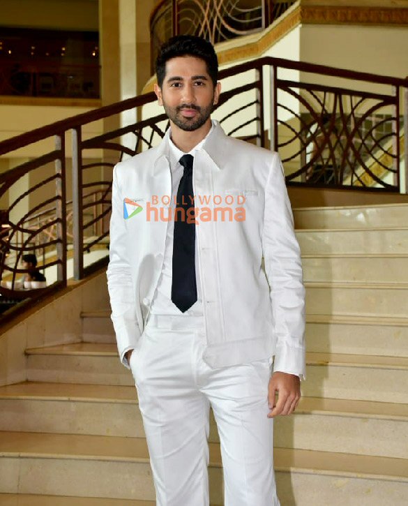 photos ananya panday and team of call me bae snapped during promotions with uorfi javed 4