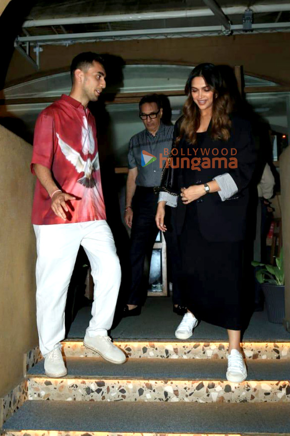 photos deepika padukone with family snapped in bandra 3