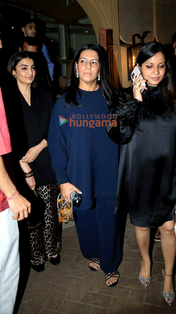 photos deepika padukone with family snapped in bandra 6