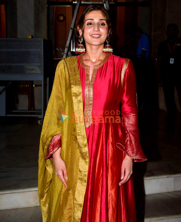 photos dhvani bhanushali aashim gulati and vinod bhanushali visit iskcon temple juhu 6