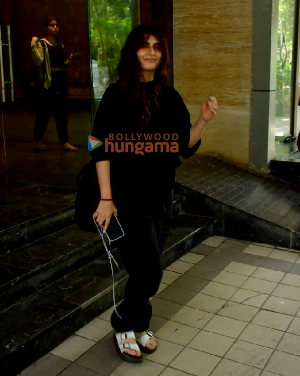 photos fatima sana shaikh and ibrahim ali khan snapped in juhu 3
