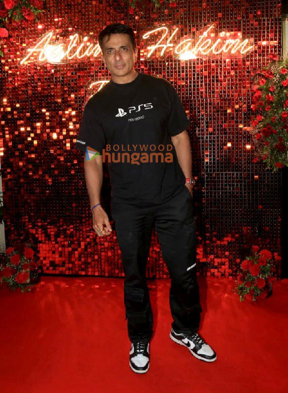 photos hrithik roshan aftab shivdasani tusshar kapoor and others were snapped at aalim hakims birthday bash 9
