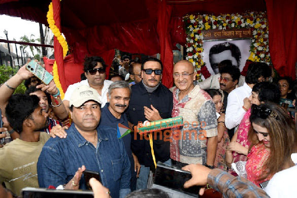 photos jackie shroff johny lever poonam dhillon and others grace the inauguration of late shri daya kishan sapru marg in andheri 2 3