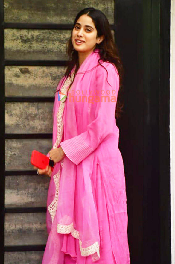 photos janhvi kapoor snapped in andheri 2