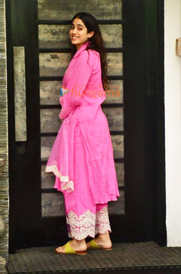 photos janhvi kapoor snapped in andheri 3